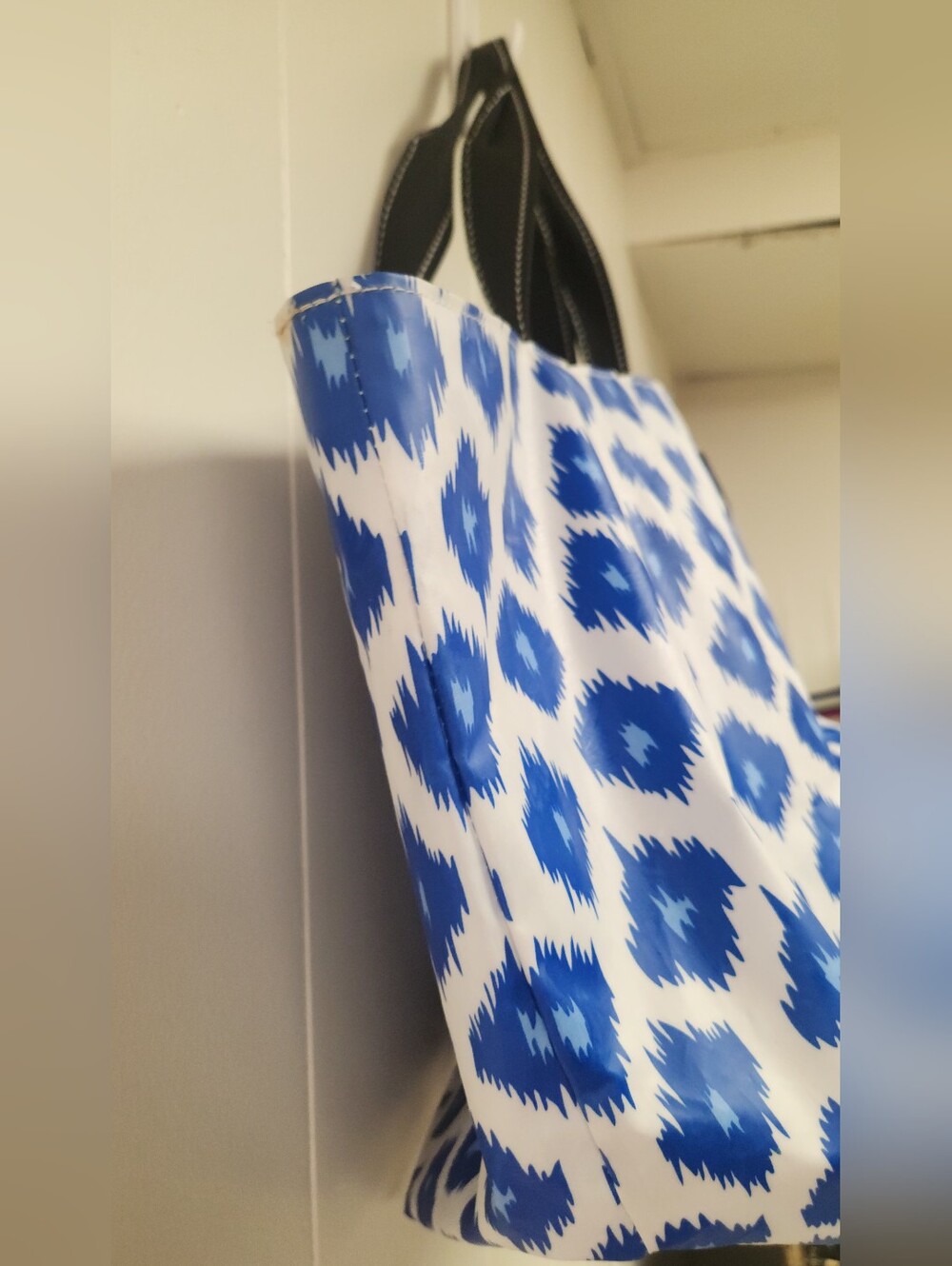 Scout Sport Huge Blue and White Patterned Tote with Black Handles Zipper Top - Picture 4 of 8